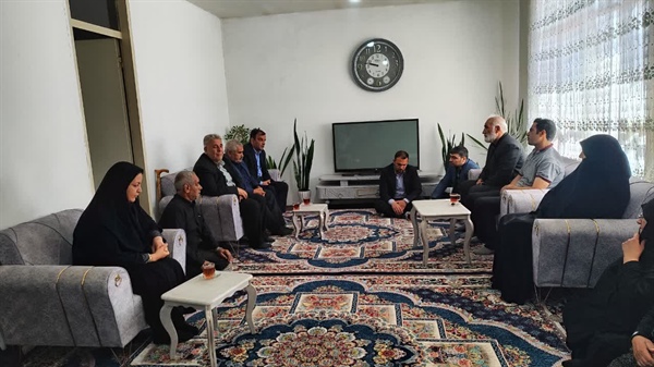 دلجویی مهندس خلجی فرماندار شهرستان ابهر از خانواده شهید عرشیا ذوالقدر