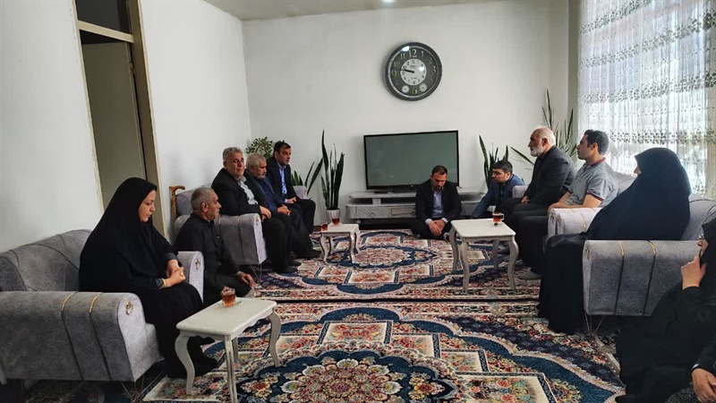 دلجویی مهندس خلجی فرماندار شهرستان ابهر از خانواده شهید عرشیا ذوالقدر