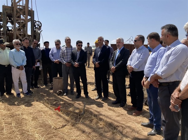 آیین کلنگ زنی پروژه حفر چاه آب شرب روستای توده بین با حضور رفیعی معاون سیاسی، امنیتی و اجتماعی فرماندار، نعمتی بخشدار مرکزی، داداشی رئیس دفتر نماینده مردم منطقه در مجلس شورای اسلامیی و اعضای اداری