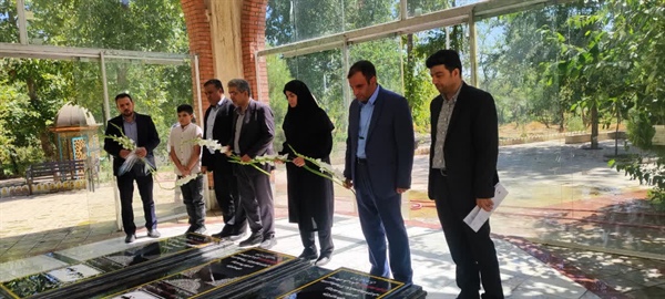 عطرافشانی گلزار شهدای گمنام با حضور خانم دکتر مرادخانی معاون هماهنگی امور اقتصادی استاندار و مهندس خلجی فرماندار شهرستان ابهر، به مناسبت گرامیداشت هفته دولت