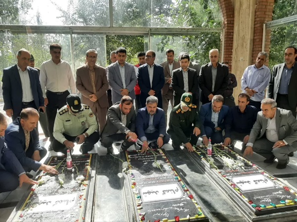 عطرافشانی گلزار شهدای گمنام با حضور خلجی فرماندار شهرستان ابهر، اعضای شورای تامین و جمعی از مسوولان به مناسبت گرامیداشت هفته دولت