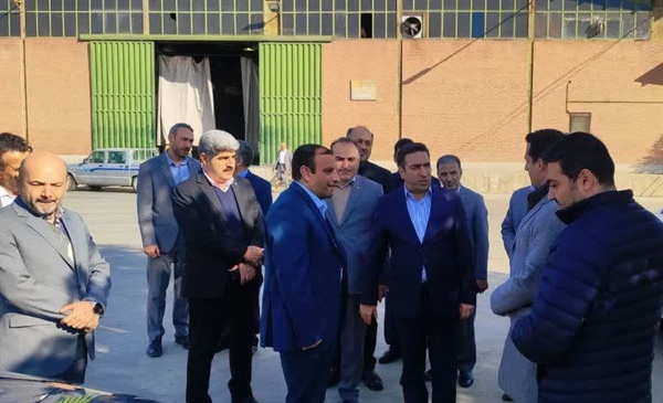 بازدید خلجی فرماندار شهرستان ابهر بهمراه امیرهوشنگ عصارزاده مدیرعامل بانک توسعه تعاون از شرکت الکترود میکا