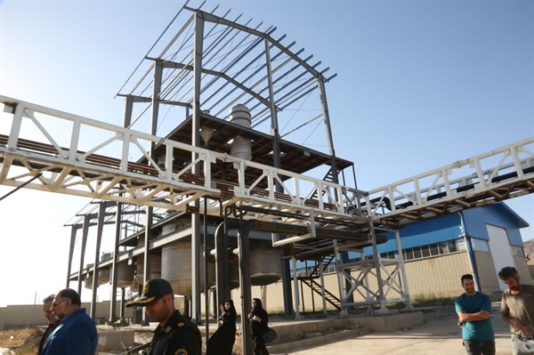 بازدید استاندار زنجان به همراه فرماندار خرم‌دره از دو واحد تولیدی در شهرک صنعتی