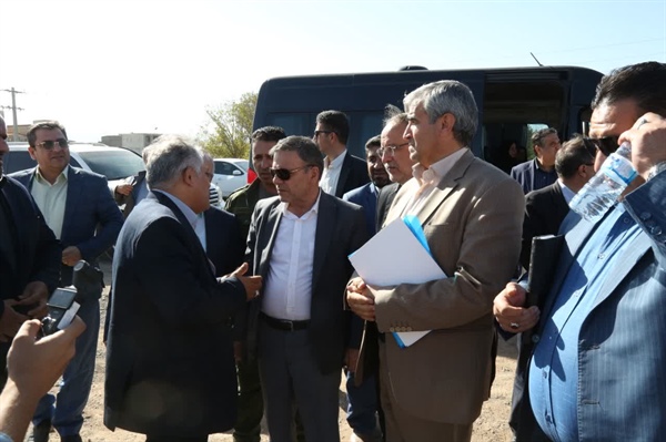 بازدید دکتر سید محسن صادقی استاندار زنجان به همراه نوری فرماندار شهرستان خرم‌دره از اراضی ۳۰ هکتاری شرکت تعاونی اصناف و بازاریان شهرستان خرمدره
