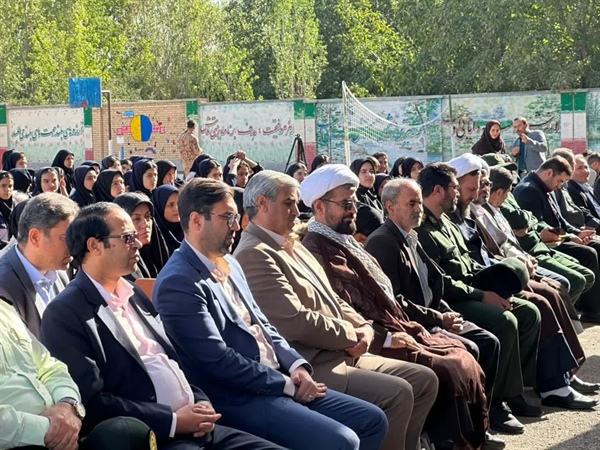 با آغاز سال تحصیلی جدید زنگ مهر در مدرسه دخترانه زینبیه با حضور نوری فرماندار شهرستان خرم‌دره نواخته شد