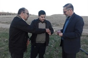 بازدید فرماندار ماهنشان از مزارع کاشت زعفران و استخر ذخیره آب کشاورزی