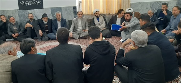 حضور فرماندار ماه نشان در نماز جمعه شهر دندی و دیدار چهره به چهره با مردم