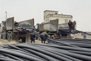 بارگیری و حمل لوله های پروژه آبرسانی به روستای قره ناس