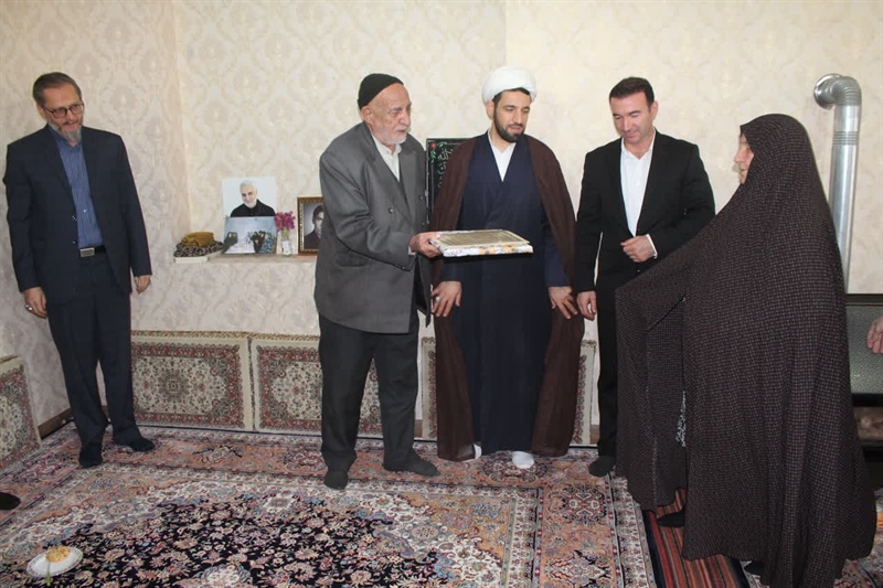 دیدار  فرماندار ماهنشان با مادر شهید مهدی ملکی و همسر شهید یعقوبعلی ملکی به مناسبت سالروز ولادت حضرت زهرا سلام الله علیها و روز مادر