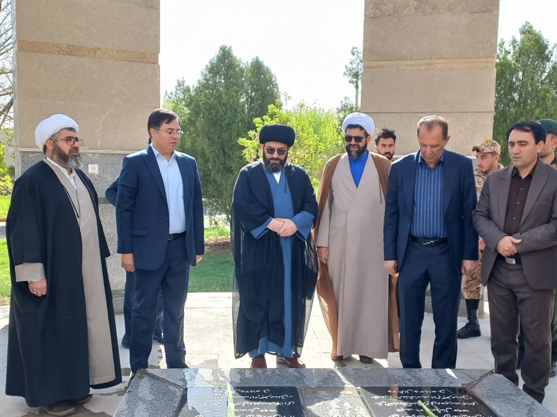 مراسم ادای احترام به ساحت مقدس شهیدان و گلباران مزار شهدای شهر ماه نشان