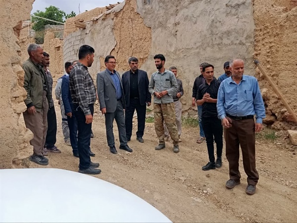 بازدید میدانی دکتر ولی بیگلو فرماندار شهرستان از روند عملیات آسفالت ریزی معابر روستای پشتوک