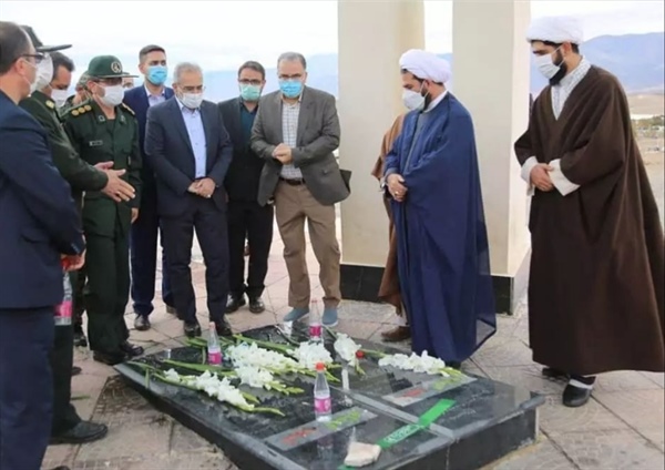 حضورمعاون امور مجلس رئیس جمهور و استاندار زنجان در شهرستان طارم و ادای احترام و گلباران مزار شهدای گمنام در شهر آب بر