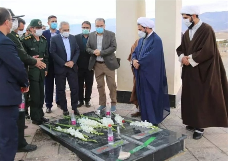 حضورمعاون امور مجلس رئیس جمهور و استاندار زنجان در شهرستان طارم و ادای احترام و گلباران مزار شهدای گمنام در شهر آب بر