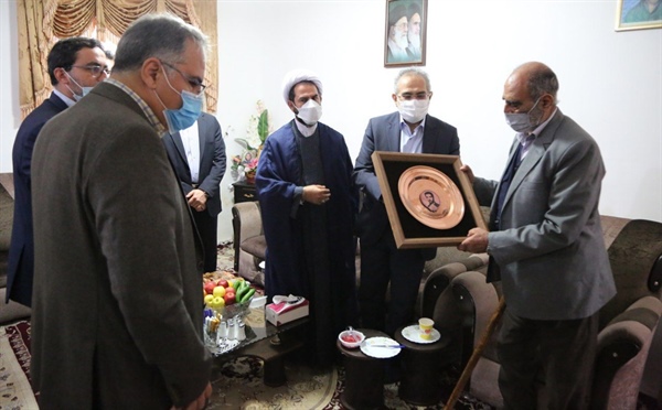 دیدار معاون امور مجلس رئیس جمهور، استاندار زنجان، نماینده مردم شهرستان های زنجان و طارم در مجلس و فرماندار طارم با خانواده شهید علی نعمتی