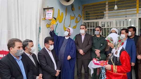 نواختن زنگ انقلاب اسلامی در مدرسه دخترانه شهید احمدی شهر آب بر با حضور انبارلو فرماندار طارم در اولین روز از دهه مبارک فجر