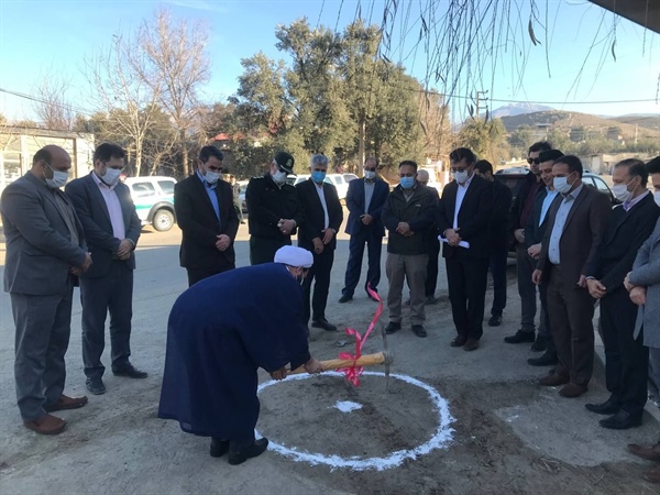 کلنگ زنی و بهره برداری از پروژه های بخشداری مرکزی با حضور انبارلو فرماندار طارم به همراه امام جمعه و جمعی از مسئولین شهرستان در دومین روز از دهه مبارک فجر