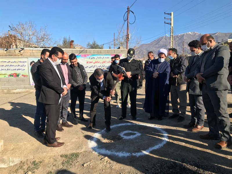 کلنگ زنی احداث دیوار حائل و جدول کشی خیابان در روستای میرزاخانلو به حضور انبارلو فرماندار طارم به همراه امام جمعه و جمعی از مسئولین شهرستان در دومین روز از دهه مبارک فجر