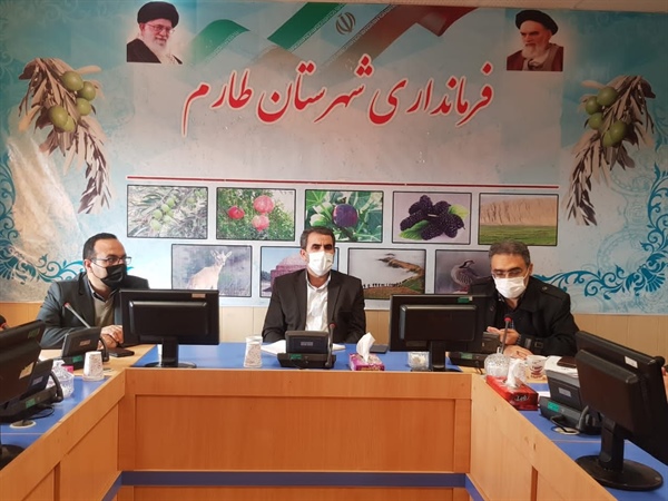جلسه بررسی استقرار مرکز نوآوری زیتون در شهرستان طارم به ریاست انبارلو فرماندار طارم و با حضور مدیر کل فنی و حرفه ای استان