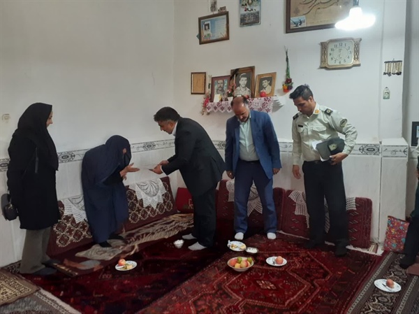 دیدار بخشدار زنجانرود با خانواده های معظم و معزز شهیدان والا مقام ابوطالب کحالی و شهید اکبر وفا