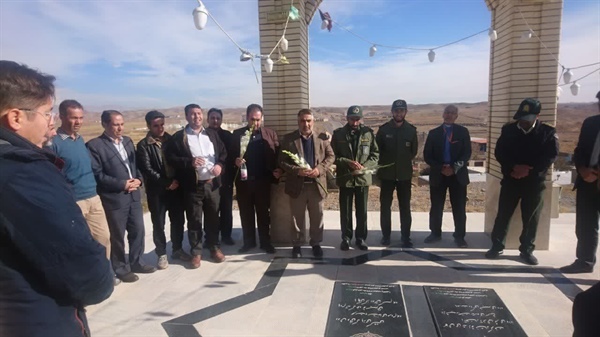 غبار روبی مزار شهدای گمنام شهر نیک پی به مناسبت هفته بسیج