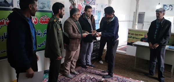 تجلیل از بسیجیان فعال روستای چپ چپ توسط بخشدار زنجانرود