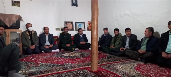 دیدار با خانواده شهید توسط بیات بخشدار زنجانرود بهمراه اعضای محترم شورای اداری بخش