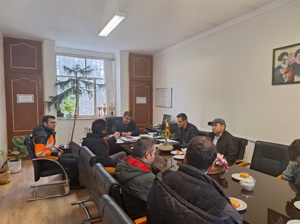 جلسه با معدن داران محور تقی کندی و زنگین به ریاست بیات بخشدار زنجانرود