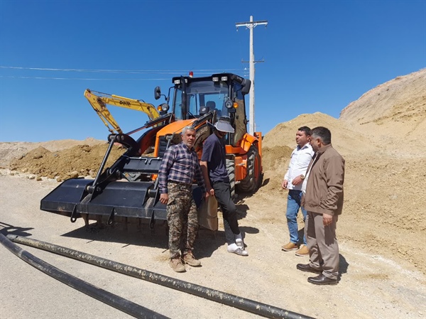 بازدید بیات بخشدار زنجانرود از روند آبرسانی به روستای قره کول