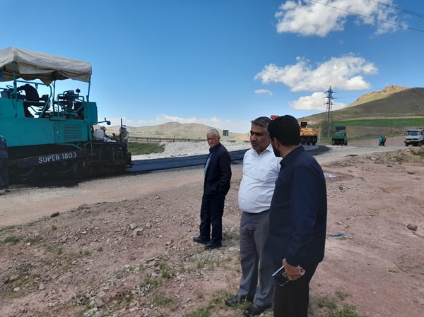 بازدید بیات بخشدار زنجانرود از روند آسفالت ریزی راه روستای نصیرآباد