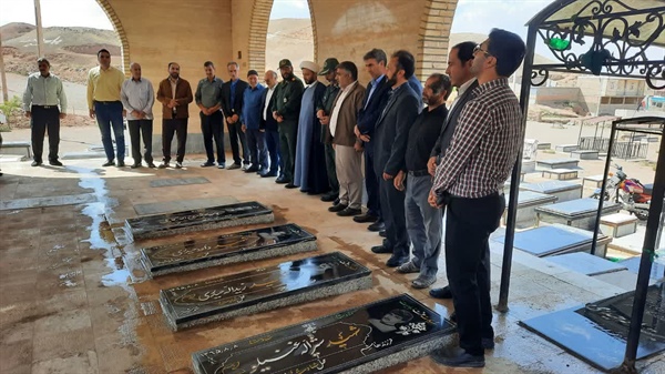 آیین عطر افشانی مزار شهدای گمنام شهرنیک پی با حضور بیات بخشدار زنجانرود ، اعضای شورای اداری بخش ،خانواده محترم شهدا وبسیجیان