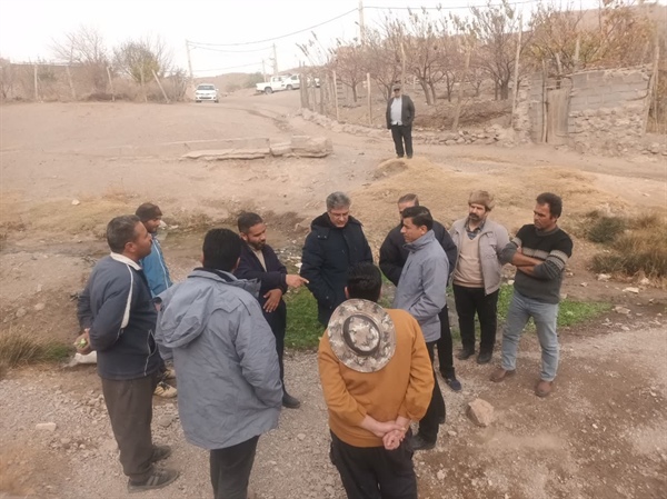 حضور رسولی بخشدار زنجانرود در روستای دولک در خصوص بررسی مشکلات آب شرب روستا
