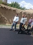 بازدید بیات بخشدار زنجانرود از پروژه آسفالت ریزی روستای قاهران