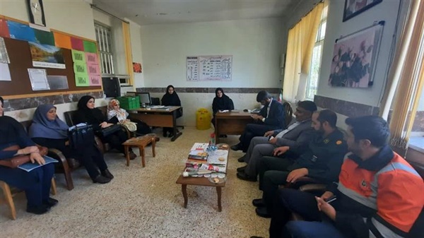 حضور بیات بخشدار زنجانرود در مدرسه روستای قاهران به مناسبت تبریک هفته معلم