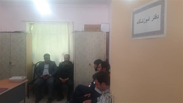 حضور بیات بخشدار زنجانرود در مدرسه روستای کزبر به مناسبت تبریک هفته معلم