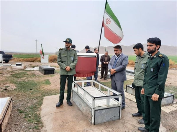 غبار روبی مزار شهدا و دیدار با خانواده های شهدای روستای سرچم سفلی به مناسبت هفته بسیج
