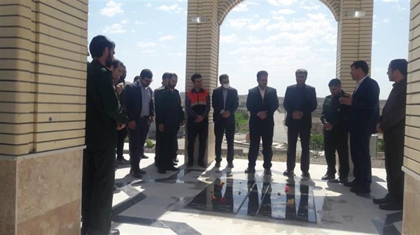 حضور بخشدار زنجانرود در مزار شهدای گمنام شهر نیک پی