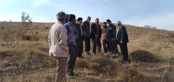 حضور بخشدار زنجانرود در محل حفاری چاه تامین آب شرب روستاهای علی آباد ، مینان و حبش