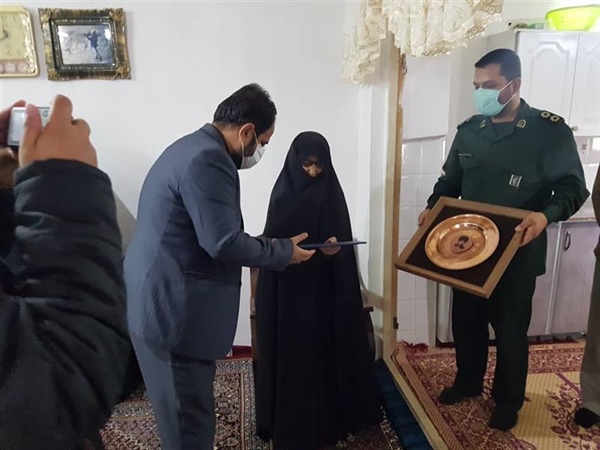 دیدار ولی بیگلوئی با خانواده های شهدای روستای قره بوطه