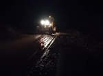 پاکسازی شبانه مسیر روستای مشمپا به انجمن سفلی که بر اثر سیل پر از سنگ و شن گردیده بود