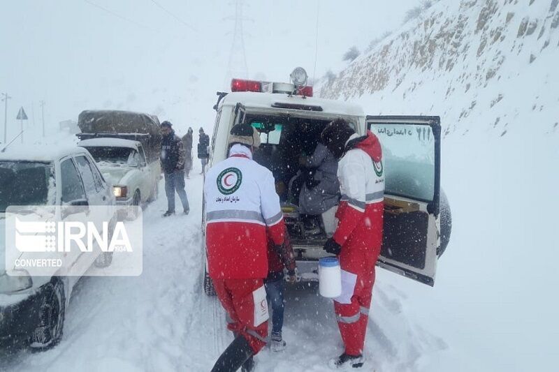 هلال احمر زنجان به ۴۰۸ مسافر گرفتار در برف و کولاک امدادرسانی کرد