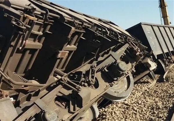 به دلیل خروج قطار باری؛ برق روستای کناوند زنجان همچنان قطع است