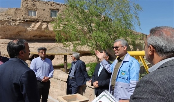 بازدید دکتر حقیقی مدیرکل مدیریت بحران  از روستای قروه و بررسی وضعیت پایداری صخره تاریخی روستا