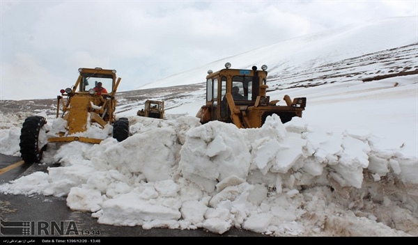 بارش برف سنگین ۴۷ راه روستایی زنجان را بست