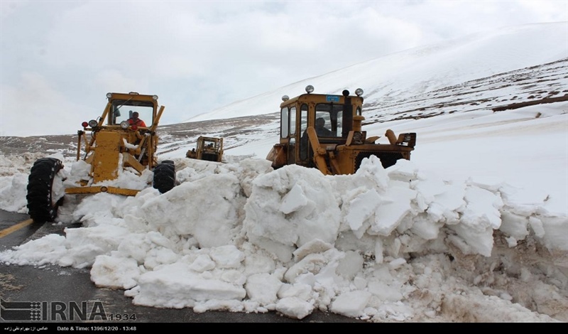 بارش برف سنگین ۴۷ راه روستایی زنجان را بست
