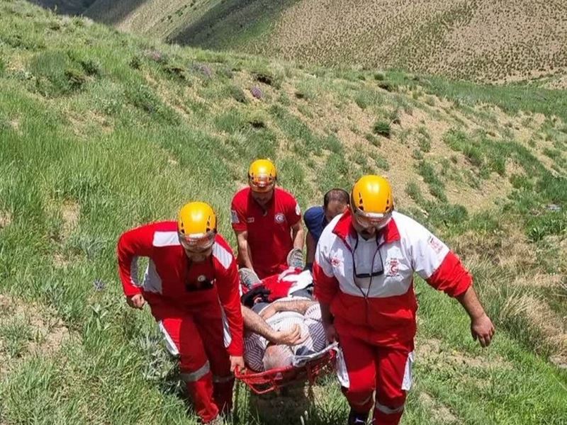 ۱۵ ساعت عملیات امدادی برای نجات کوهنورد ۳۸ ساله در ارتفاعات دندی–تکاب