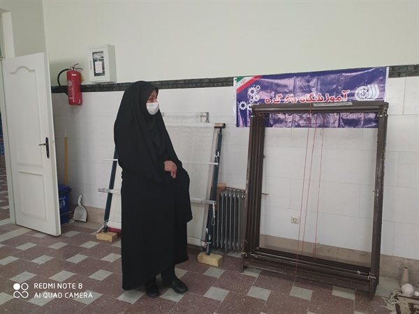 بازدید معاون امور زنان و خانواده استانداری از طرح توانمند سازی اقتصادی زنان سرپرست خانوار در حوزه (گلیم،فرش،تابلو و...)