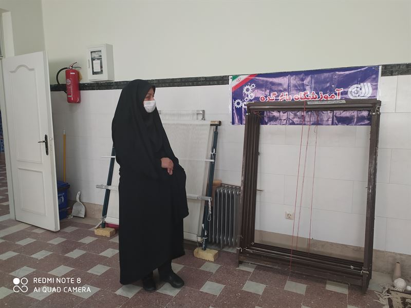 بازدید معاون امور زنان و خانواده استانداری از طرح توانمند سازی اقتصادی زنان سرپرست خانوار در حوزه (گلیم،فرش،تابلو و...)