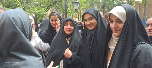 تقدیر از دختر برگزیده زنجانی  توسط معاونت زنان و خانواده ریاست جمهوری