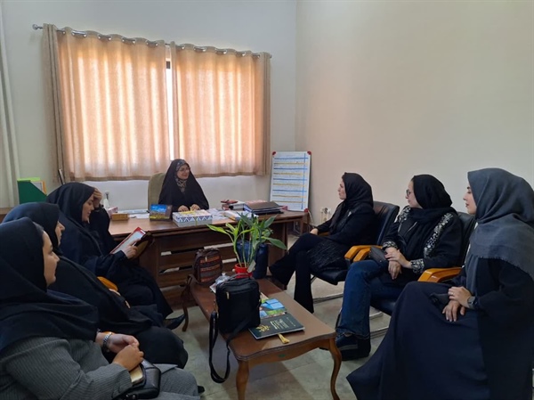 دیدار خانم دکتر کریمخانلویی با زنان کارآفرین وطراحان برتر لباس استان