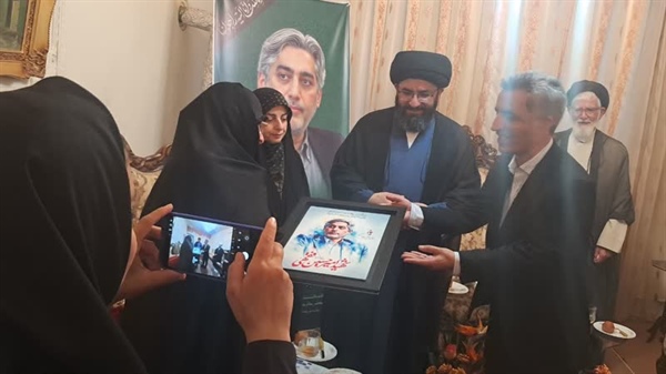دیدار جمعی از مسئولان استانی و مدیرکل دفتر امور بانوان و خانواده استانداری با مادر گرانقدر دکتر امیرحسین فقهی از شهدای هسته‌ای کشور
